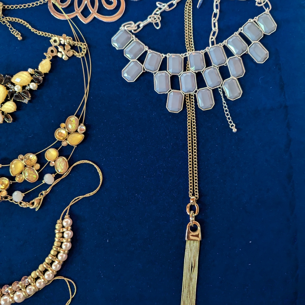 Elegant Lot Of Estate Costume Jewelry, Total Of 16 Necklaces - Picture 4 of 10